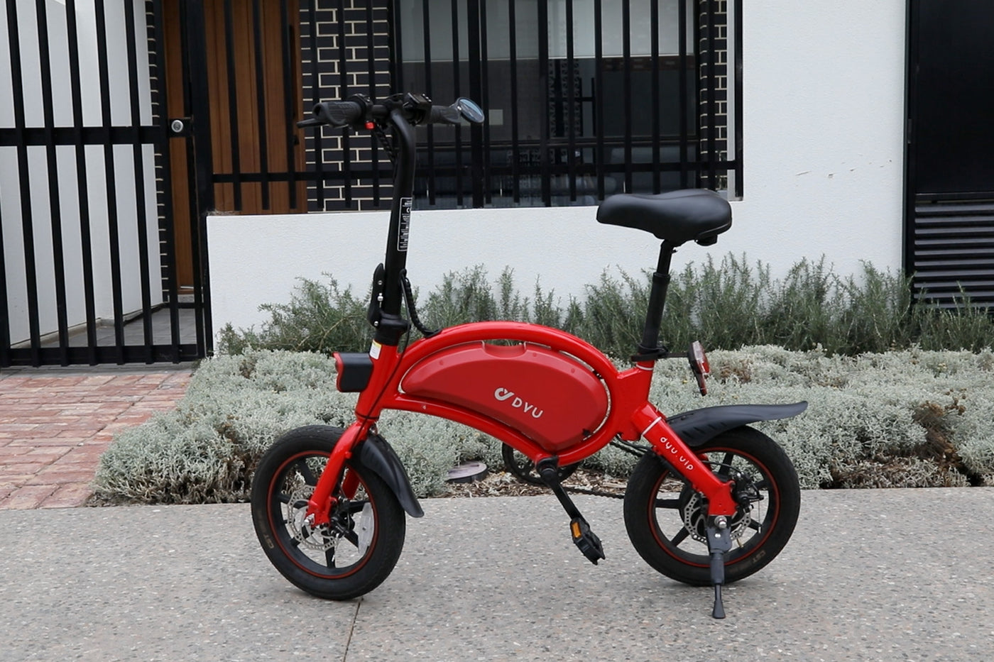 DYU D3+ Smart Electric Bike in red, outdoors on the footpath